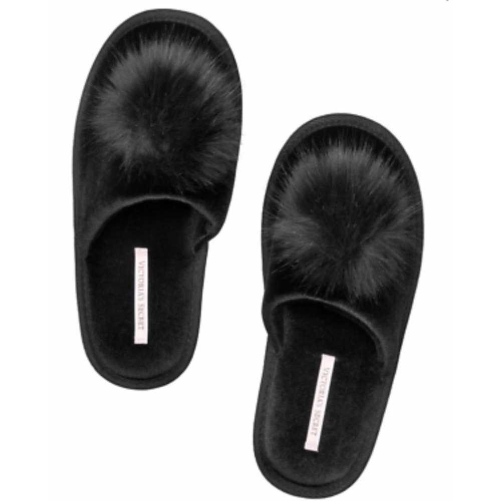 NWT Victoria’s Secret Pom Pom slippers